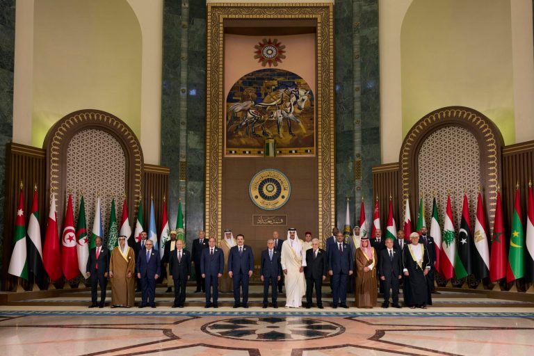 رؤساء الوفود المشاركة في أعمال القمة العربية الـ34 التي انطلقت أعمالها في بغداد اليوم السبت، يلتقطون الصور التذكارية