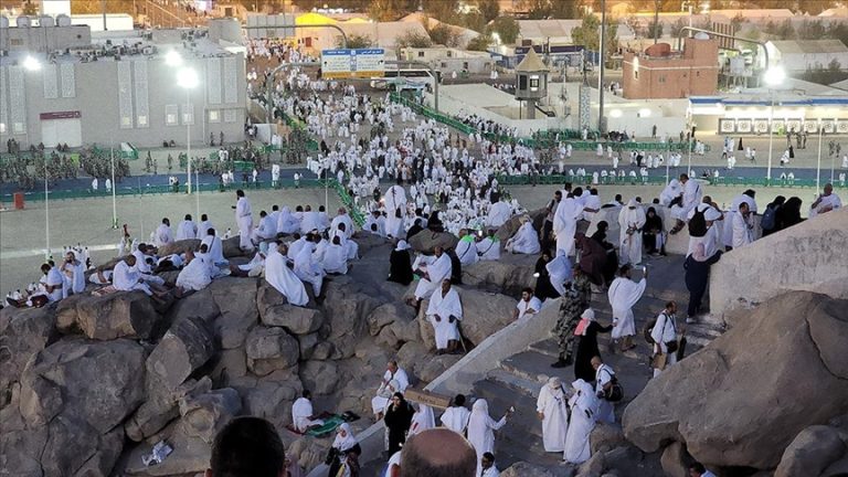 أكثر من 1.6 مليون مسلم يتوافدون إلى صعيد عرفات لأداء الركن الأعظم من مناسك الحج