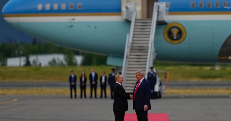 لقاء تاريخي يجمع ترمب وبوتين في الاسكا