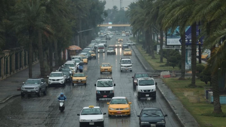 المرور العامة تدعو السائقين للحذر بسبب موجة أمطار وتقلبات جوية